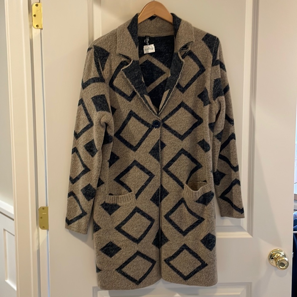 Women’s Large Long Sweater NWTs Tan with Black Dimensial Design